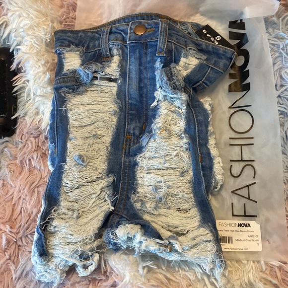 Fashion nova barely there high rise denim shorts - Picture 3 of 7